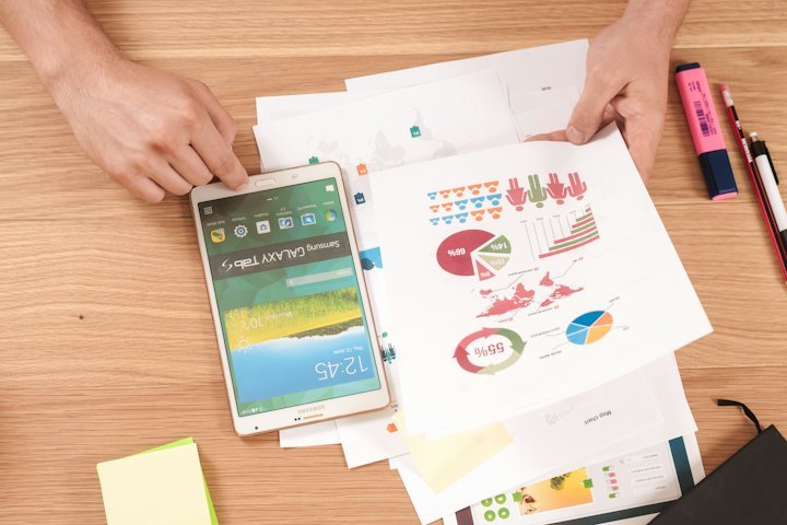 Revisión de informes financieros con gráficos